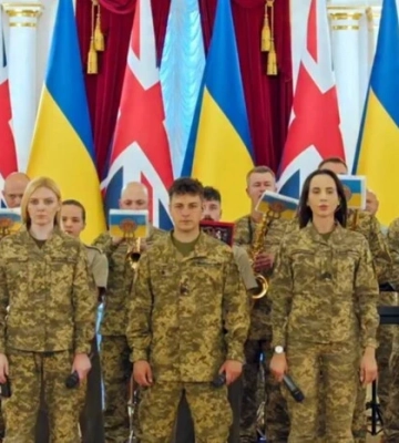 Артисти ЗСУ та оркестр британських морпіхів підірвали мережу, виконавши легендарну пісню (відео)