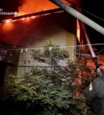 У Херсоні через удар російського FPV-дрона спалахнули житлові будинки