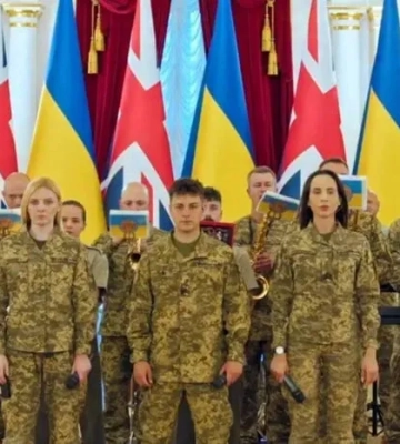 Українські військові музиканти та британські морпіхи підкорили мережу піснею