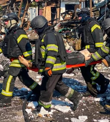 «Обязательно ответим». Зеленский показал последствия российского удара по Печенегам — фото