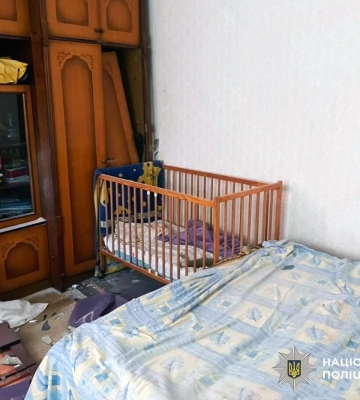 Атака на Херсон: боєприпас від російського дрона залетів у дитяче ліжечко, де спав дворічний хлопчик. Дитина дивом вціліла. ФОТО