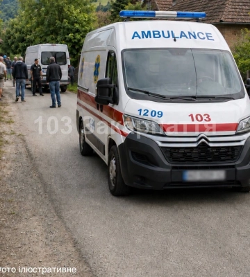 У Рахові під колесами мікроавтобуса ледь не загинула дитина