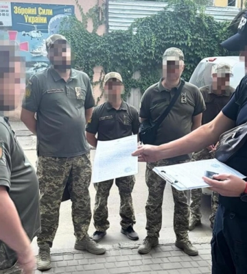 Збивали машиною та душили: 10 співробітникам ТЦК в Одесі повідомили про підозру