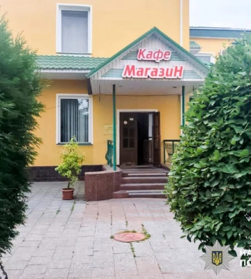 Вирвав гроші з рук і втік: у Рівному 40-річний чоловік пограбував магазирн