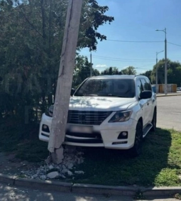 У Дніпрі 20-річна водійка Lexus без прав врізалася у стовп: подробиці ДТП