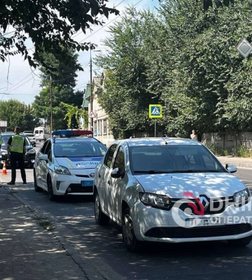 ДТП на Мануйловском проспекте в Днепре: на пешеходном переходе автомобиль сбил женщину