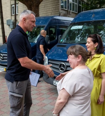 Київ отримав два мікроавтобуси від німецьких благодійників