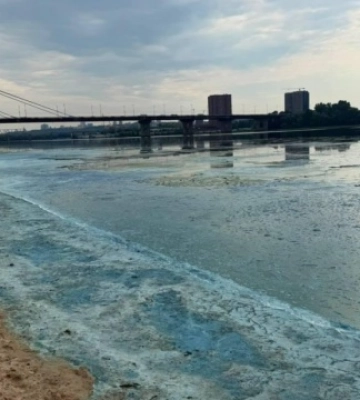 Столичні екологи пояснили причини зміни кольору води та появи піни у Дніпрі