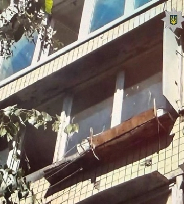 У Києві жінка викинула собаку з четвертого поверху