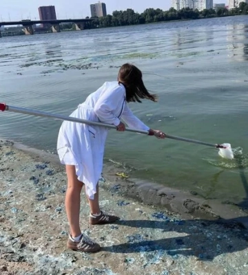 Столичні екологи пояснили причини зміни кольору води та появи піни у Дніпрі