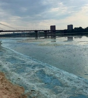 Столичні екологи пояснили причини зміни кольору води та появи піни у Дніпрі