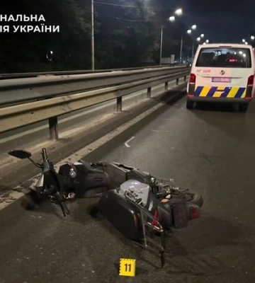 Їхав на червоне світло: у Києві повідомлено про підозру водію Toyota за загибель скутериста