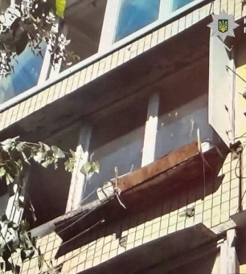 У Києві жінка під час застілля викинула собаку з четвертого поверху