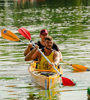 На Дніпропетровщині ветерани та їхні сім'ї можуть безкоштовно плавати на каяках: як долучитися