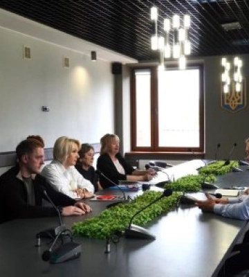 В Ужгороді взялися за стихійну торгівлю біля Зеленого ринку: продавцям можуть залишити менше місця на вулицях