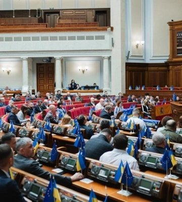 Слуга народа пополнилась: Безуглая вернулась, еще двое приняли присягу