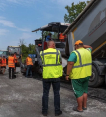 Дорожники оновлюють кільцеву розв’язку біля Хотина