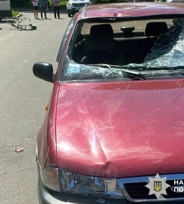 На Полтавщині літня велосипедистка потрапила на капот легковика та до лікарні
