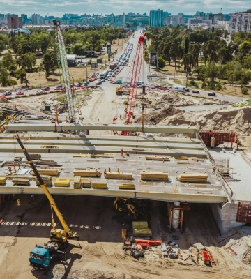 У Києві біля метро "Чернігівська" завершили важливу частину шляхопроводу: коли відкриють рух