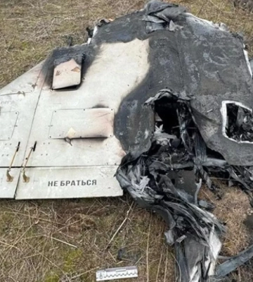 В Днепровском районе Киева обломки сбитого «Шахеда» упали во дворе жилого дома