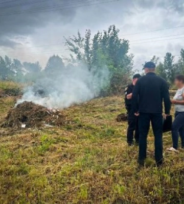 Загроза пожежі у Тячеві: 62-річну палійку сухостою покарали великим штрафом