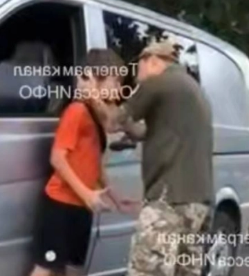 Одесский ТЦК начал расследование по поводу видео, на котором мужчина в форме ударил подростка