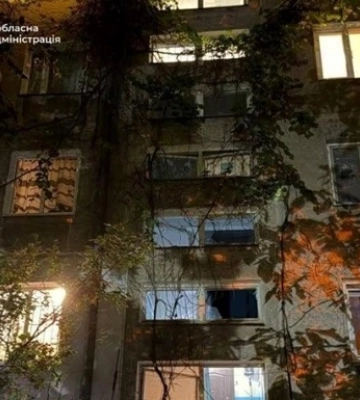 Россияне нанесли удар по многоэтажному дому в Запорожье, есть раненый