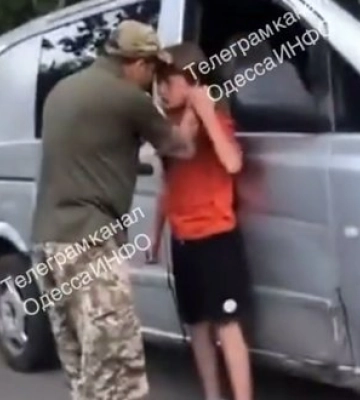 Прижал к автомобилю и ударил по лицу: Одесский ТЦК начал проверку из-за видео стычки мужчины в военной форме с подростком. ВИДЕО