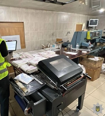 Мільйони фальшивих акцизних марок друкували під Харковом: трьох спільників судитимуть