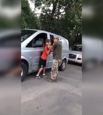 В Одессе мужчина в военной форме "заламывал" и ударил подростка: в ТЦК прокомментировали инцидент