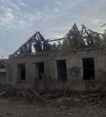 Ворог атакував Запоріжжя КАБами, зруйнований будинок, під завалами може знаходитися людина