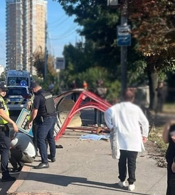 В Киеве Volkswagen врезался в остановку, есть погибшие - полиция