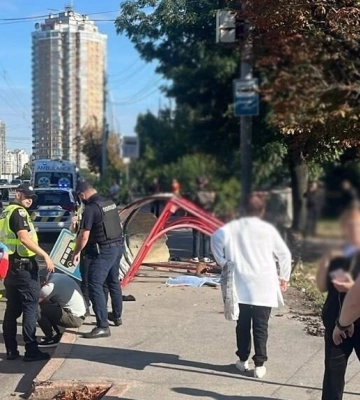 У Києві авто на повній швидкості влетіло у зупинку з людьми, є загиблі та поранені