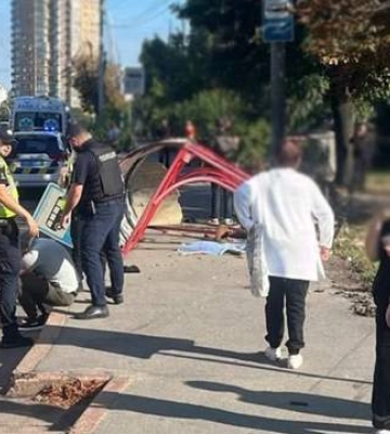 Києві автівка влетіла у зупинку з людьми: є загиблі та постраждалі