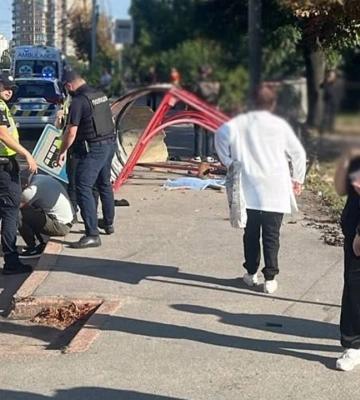 ДТП у Києві: авто в’їхало у зупинку з людьми, є загиблі та постраждалі