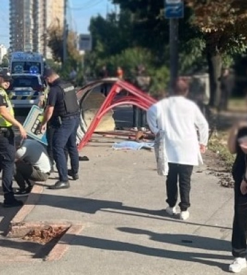 У Києві автомобіль зіткнувся з маршруткою та в’їхав у зупинку, є загиблі і травмовані