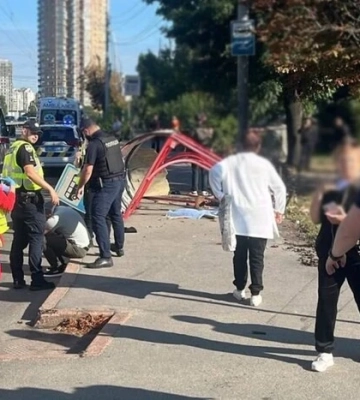 У Солом’янському районі Києва авто влетіло в зупинку з людьми: є загиблі та поранені