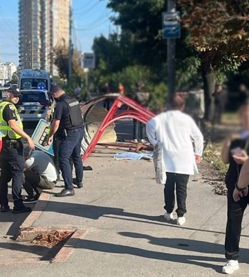 Авто в’їхало в зупинку з людьми: у Києві сталася смертельна ДТП