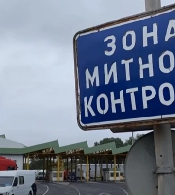 Машини по ціні мопеда та пенсіонери-мільйонери: що приховують декларації хмельницьких митників