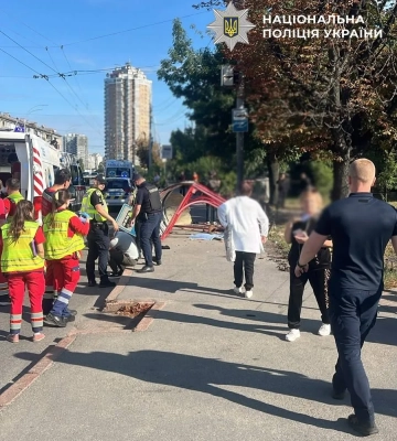 У Києві Volkswagen влетів у зупинку з людьми, є загиблі та постраждалі