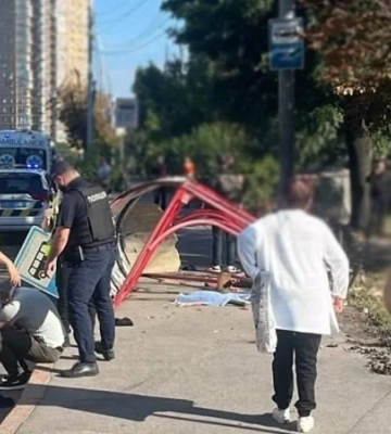 В Соломенском районе Киева автомобиль на скорости влетел в остановку с людьми, есть погибшие