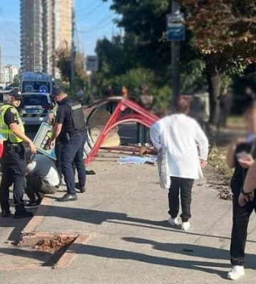 У Києві автомобіль зіткнувся з маршруткою та в’їхав у зупинку, є загиблі і травмовані
