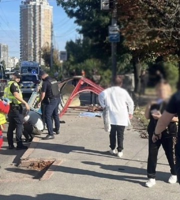 В Киеве автомобиль врезался в остановку, где находились люди: есть погибшие и пострадавшие