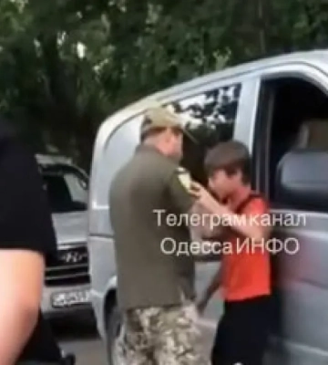 В Одессе сотрудник ТЦК поднял руку на 13-летнего подростка — возбуждено уголовное дело. ВИДЕО