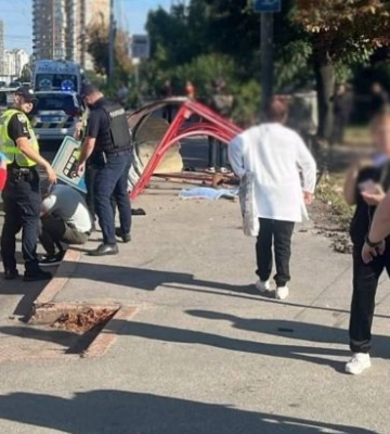 У Києві автівка на швидкості влетіла у зупинку з людьми, є загиблі та травмовані 