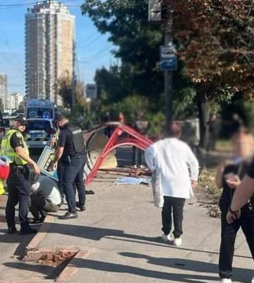 У Солом’янському районі Києва авто влетіло в зупинку з людьми: є загиблі та поранені