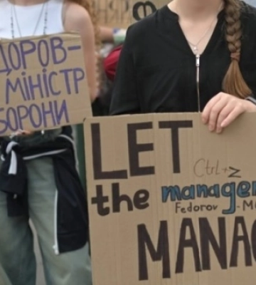 У здания Верховной Рады проходит митинг с требованием восстановить Федорова в должности министра обороны