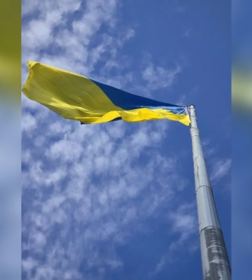 На главном флагштоке в Харькове появилось новое полотнище