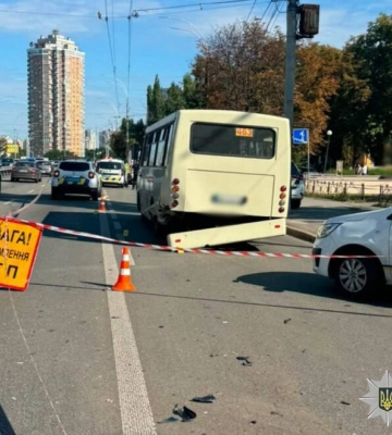 В Киеве автомобиль врезался в остановку с людьми: есть погибшие и пострадавшие