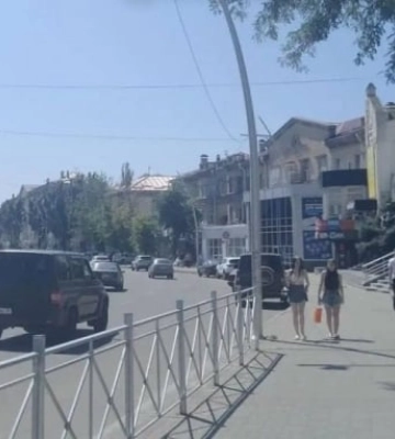 В Мелитополе оккупанты продолжают обносить центральный проспект заборами 